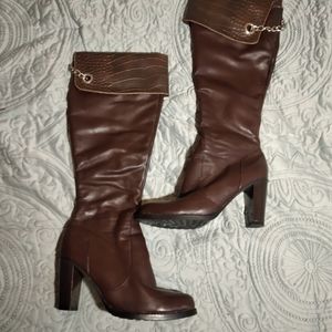 New brown leather heeled boots size 7 chain at back zipper sides, never worn
